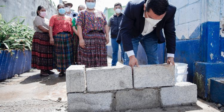 Colocan primera piedra en obra de mejoramiento de escuela en Alta Verapaz
