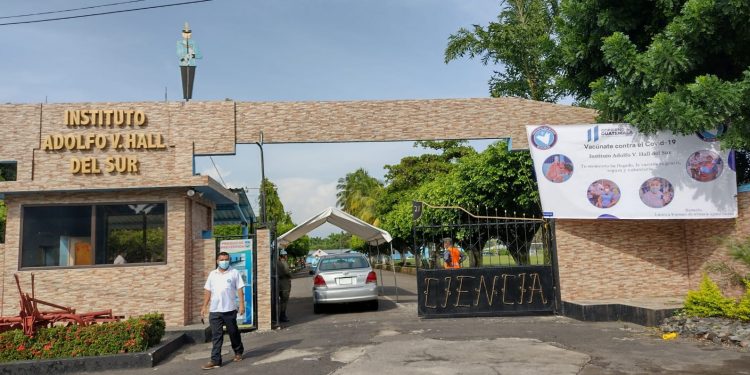 Retalhuleu: Abren puesto de vacunación contra el COVID-19 en instalaciones militares