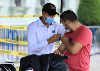 Puesto de vacunación en Plaza de la Constitución registra tres semanas de atención