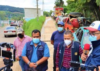 Retiran vehículos chocados que se encuentran cerca de la aldea El Boquerón, Santa Rosa