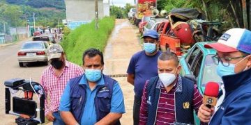 Retiran vehículos chocados que se encuentran cerca de la aldea El Boquerón, Santa Rosa