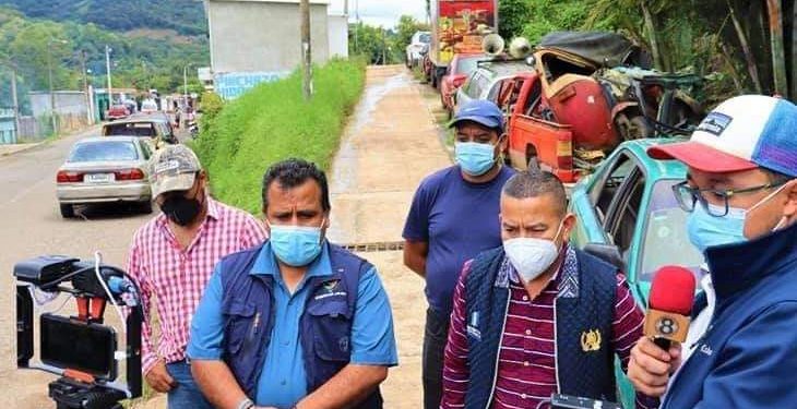 Retiran vehículos chocados que se encuentran cerca de la aldea El Boquerón, Santa Rosa