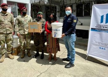 Familias vulnerables de Huehuetenango reciben ecofiltros