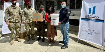 Familias vulnerables de Huehuetenango reciben ecofiltros
