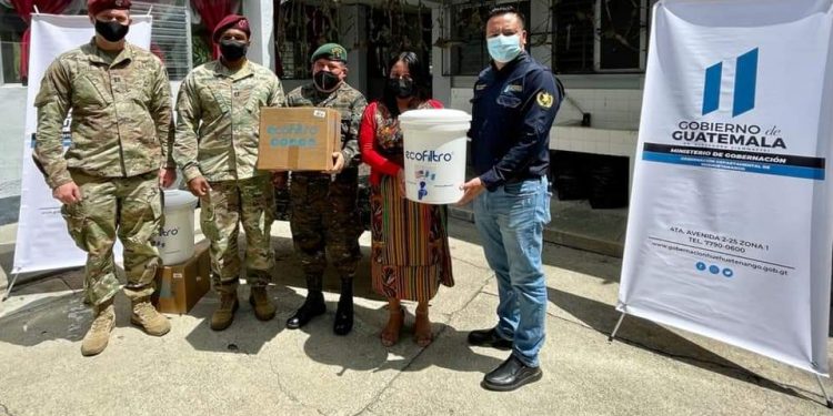 Familias vulnerables de Huehuetenango reciben ecofiltros