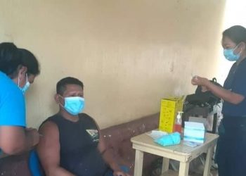 Llevan vacuna contra el coronavirus a centro de rehabilitación