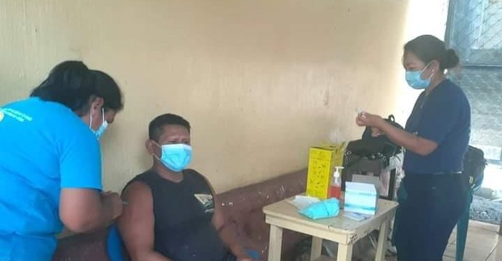 Llevan vacuna contra el coronavirus a centro de rehabilitación