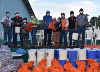 Llevan ayuda humanitaria a familias afectadas por las lluvias en comunidad de Barberena