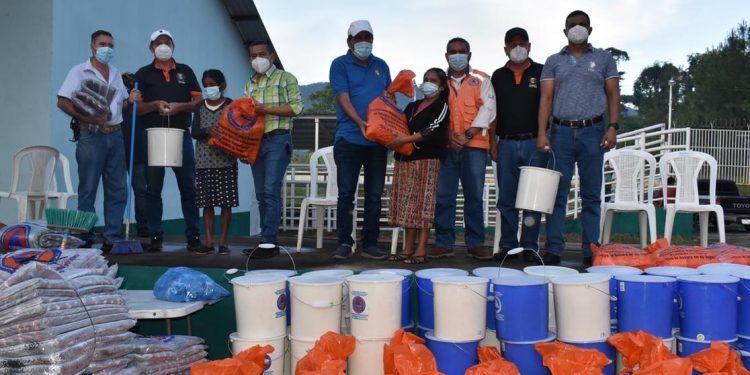 Llevan ayuda humanitaria a familias afectadas por las lluvias en comunidad de Barberena