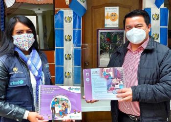 Gestores del programa Acompáñame a Crecer reciben materiales de apoyo
