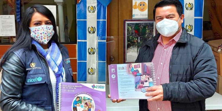 Gestores del programa Acompáñame a Crecer reciben materiales de apoyo