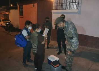 Impulsan vacunación de casa en casa en colonia Alameda II, zona 18