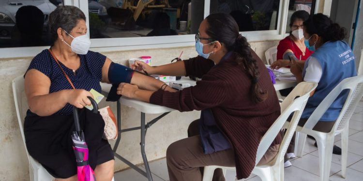 Nuevo centro de vacunación de Palín atiende 400 personas diariamente