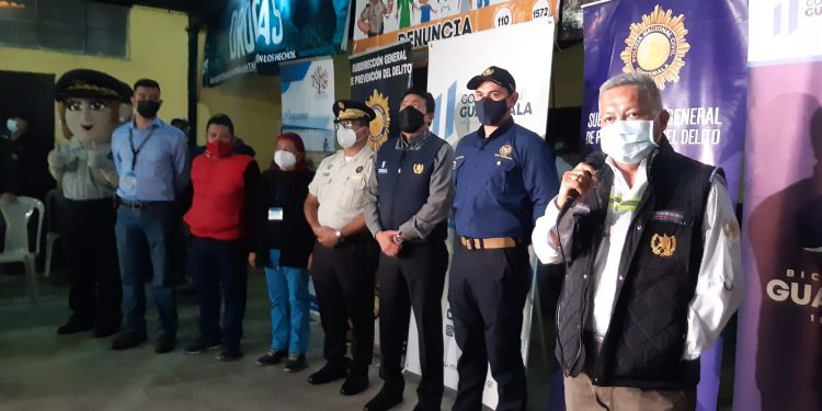 Llevan alimentos y vacuna a personas en situación de calle