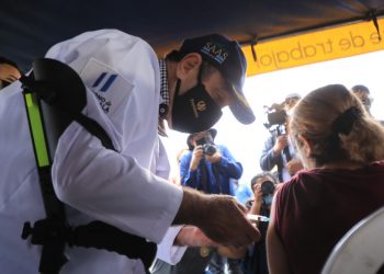 Presidente administra dosis de la vacuna contra el coronavirus en Villa Nueva