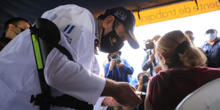 Presidente administra dosis de la vacuna contra el coronavirus en Villa Nueva