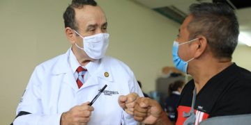 Presidente escribe mensaje en yeso de vecino que recibe dosis de la vacuna