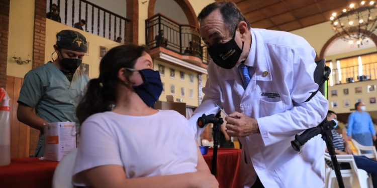 Presidente agradece a los guatemaltecos que acuden a vacunarse