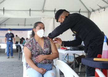 Avanza vacunación contra COVID-19 en la Plaza de la Constitución