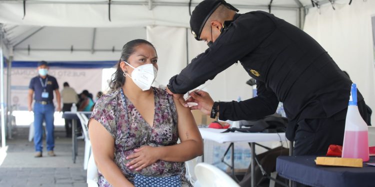 Avanza vacunación contra COVID-19 en la Plaza de la Constitución