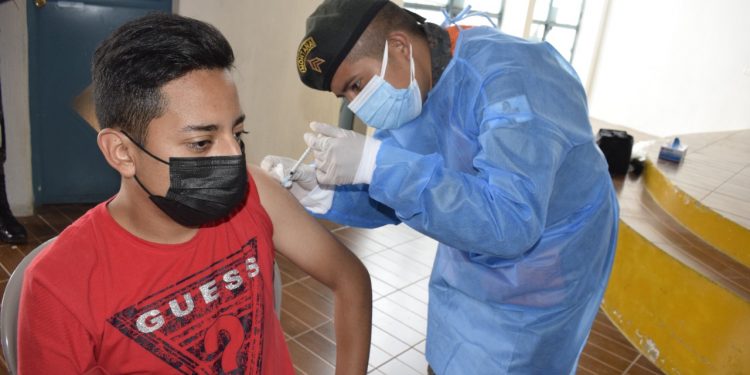 Ejército apoya plan de vacunación contra el COVID-19 en el occidente