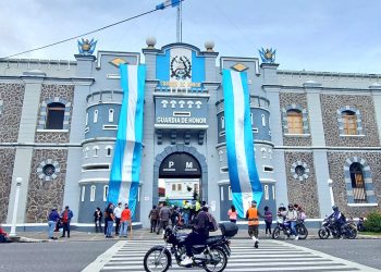 Mayores de 18 años acuden a centros de vacunación en Mariscal Zavala, Guardia de Honor y Campo de Marte