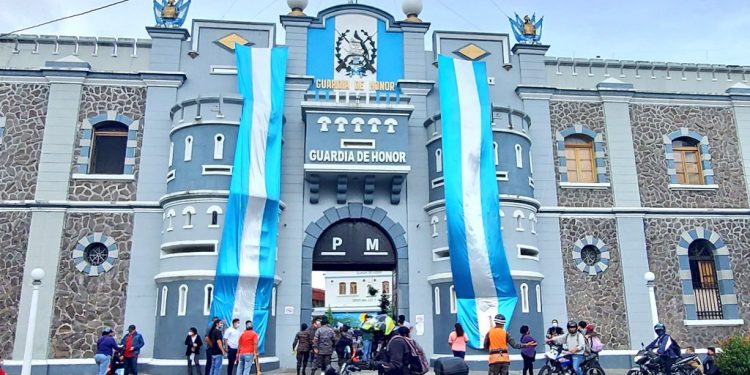 Mayores de 18 años acuden a centros de vacunación en Mariscal Zavala, Guardia de Honor y Campo de Marte