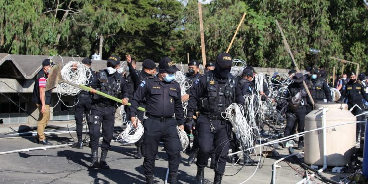 Requisan cárcel Pavón, en Fraijanes, y localizan antenas de señal, celulares y dinero