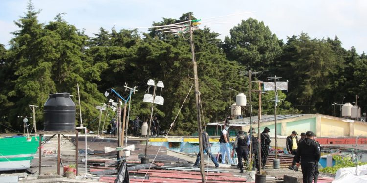 Localizan 103 antenas, celulares y dinero en requisa en cárcel Pavoncito