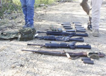 Detectives de la PNC decomisan drogas, armas y dinero durante allanamientos