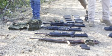 Detectives de la PNC decomisan drogas, armas y dinero durante allanamientos