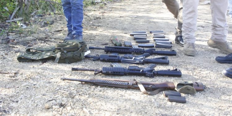 Detectives de la PNC decomisan drogas, armas y dinero durante allanamientos