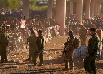 EE. UU. implementa nueva estrategia para abordar aumento de migrantes en Del Río, Texas