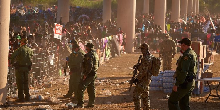 EE. UU. implementa nueva estrategia para abordar aumento de migrantes en Del Río, Texas