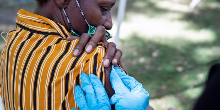 EE. UU. aprueba la tercera dosis de Pfizer para mayores de 65 años y otros casos