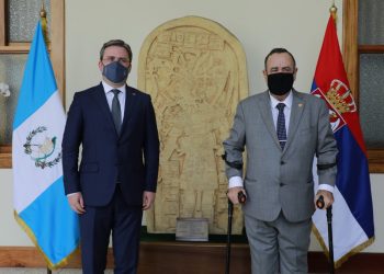 Presidente Giammattei recibe visita del canciller de Serbia
