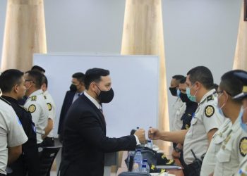 Ministro de Gobernación, Gendri Reyes, sostiene reunión con la cúpula de la Policía