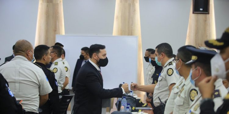 Ministro de Gobernación, Gendri Reyes, sostiene reunión con la cúpula de la Policía