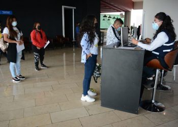 Salud inaugura puesto de vacunación contra COVID-19 en centro comercial Arkadia