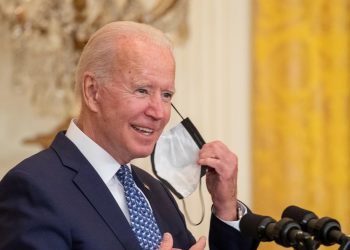 Biden planea convocar a una cumbre global para contener la pandemia