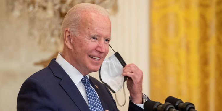 Biden planea convocar a una cumbre global para contener la pandemia