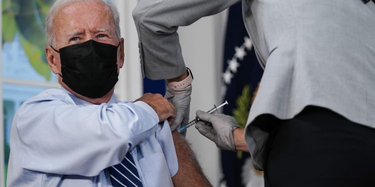 Joe Biden se pone una dosis de refuerzo de la vacuna de Pfizer