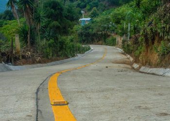 Pavimentación de camino rural contribuye al progreso de San Miguel Chicaj
