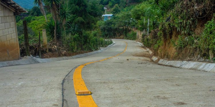 Pavimentación de camino rural contribuye al progreso de San Miguel Chicaj