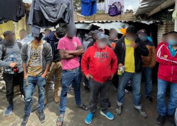 Autoridades interceptan a 71 migrantes en el suroriente de México