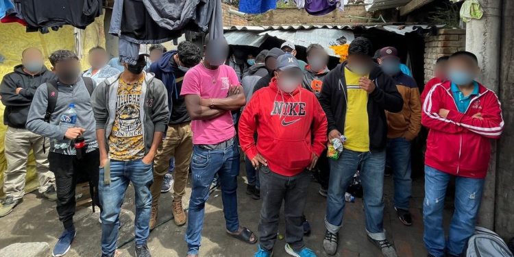 Autoridades interceptan a 71 migrantes en el suroriente de México