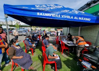 Soldados apoyan jornadas de vacunación en mercado La Terminal, zona 4