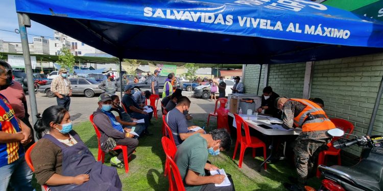 Soldados apoyan jornadas de vacunación en mercado La Terminal, zona 4
