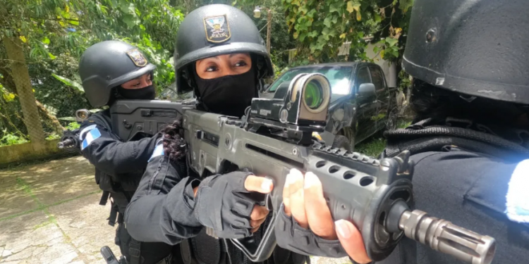 Mujeres continúan abriéndose espacios dentro de jefaturas policiales