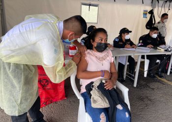 PNC apoya en nuevo centro de vacunación situado en zona 5 capitalina